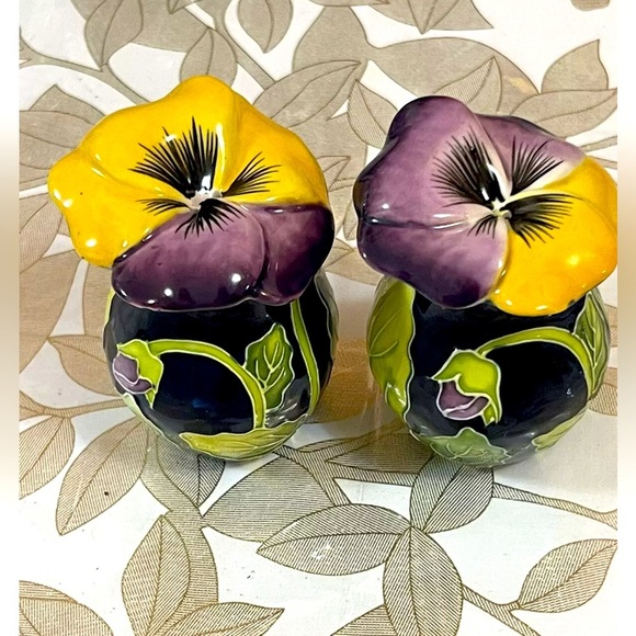 Blue Sky J McCall  pansies 3D Salt And Pepper Shakers 2004 Ceramic Clayworks - Picture 1 of 4